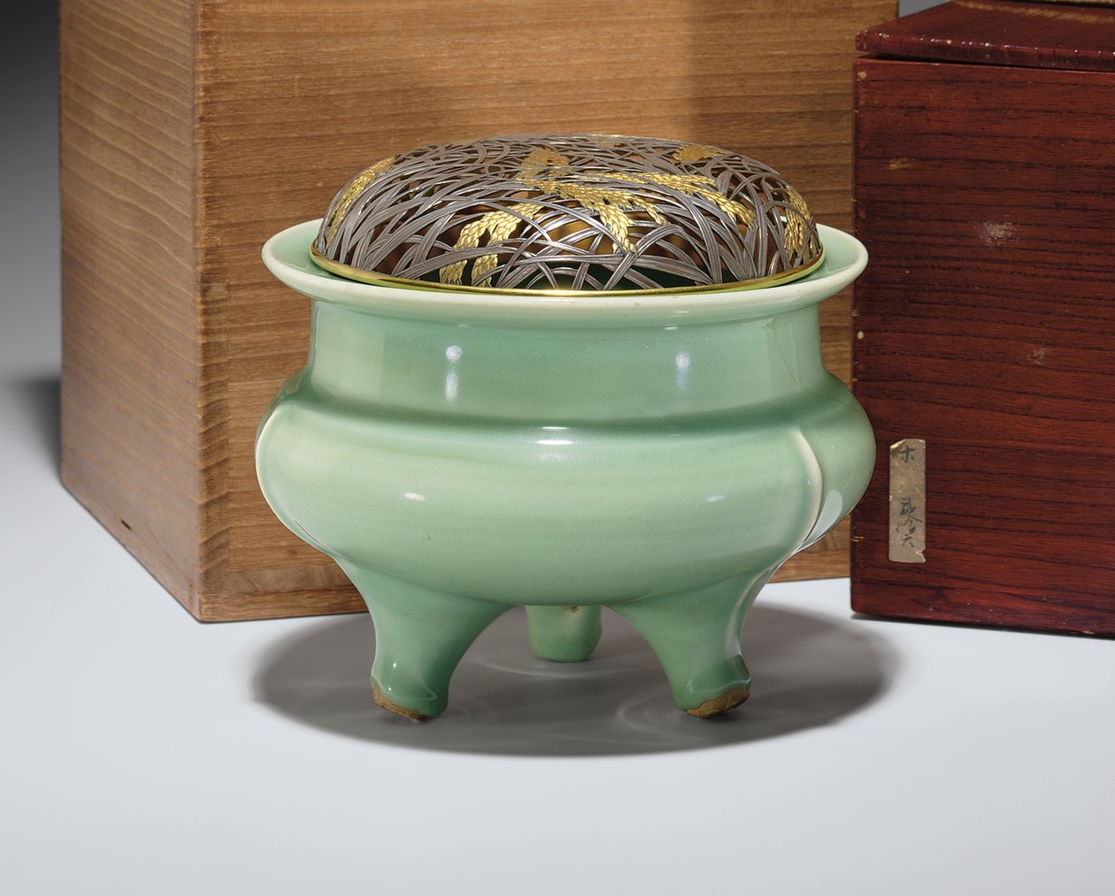 مبخرة كبيرة من نوع Longquan celadon مع غطاء معدني مذهب بطرود يابانية (سيراميك) (انظر أيضًا 349496) بواسطة مدرسة اسرة سونغ الجنوبية الصينية