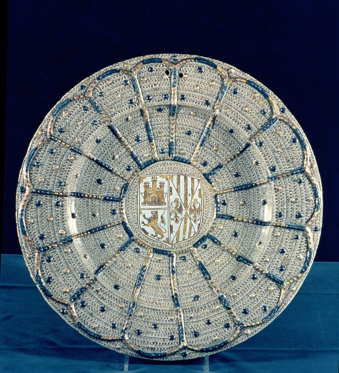 طبق مانيسيس ، يحمل ذراعي فرديناند أراغون وإيزابيلا قشتالة ، 1496 بواسطة المدرسة الاسبانية