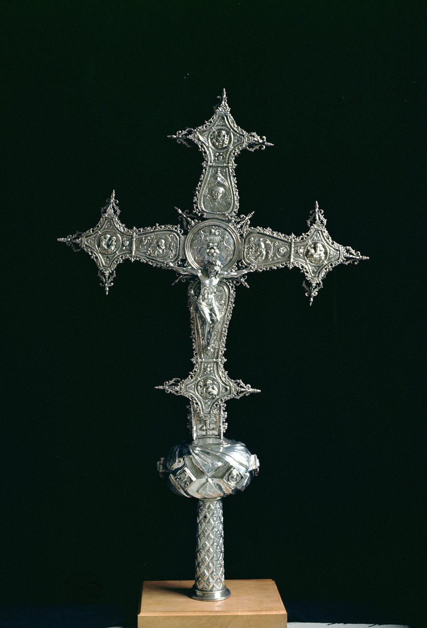 صليب موكب ، ملحوظ NOE M.Guenca ، c.1575-1600 (مذهب الفضة الطرود على قاعدة خشبية) بواسطة المدرسة الاسبانية