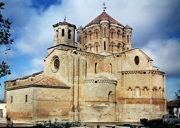 منظر ل Colegiata من سانتا ماريا لا مايور ، بنيت من c.1160 بواسطة المدرسة الاسبانية