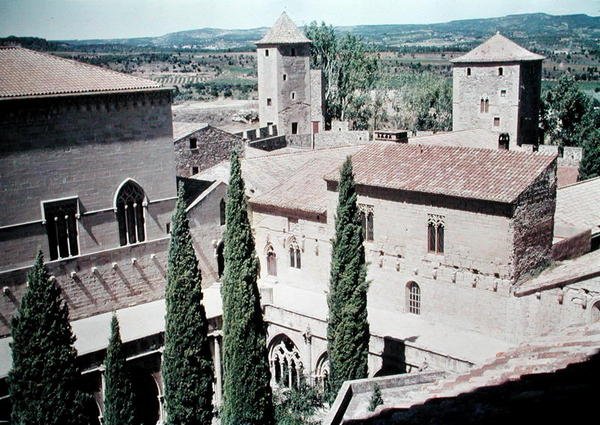 منظر لدير سانتا ماريا دي بوبليت ، تأسس عام 1149 وأعيد ترميمه عام 1940 بواسطة المدرسة الاسبانية