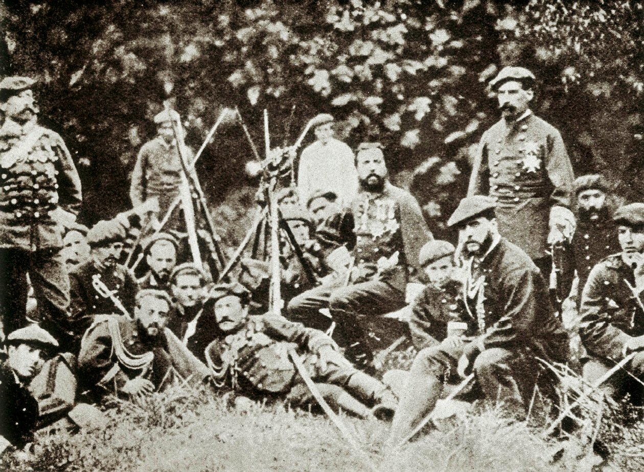 الحرب الكارلية الثالثة (1872-1876): المطالب بعرش إسبانيا شارل دي بوربون (1848-1909) (كارلوس ماريا دي بوربون إي أوستريا إستي أو تشارلز السابع) ، دوق مدريد ، محاطًا بالمدافعين عنه. الصورة حوالي 1872-1876 بواسطة المصور الإسباني