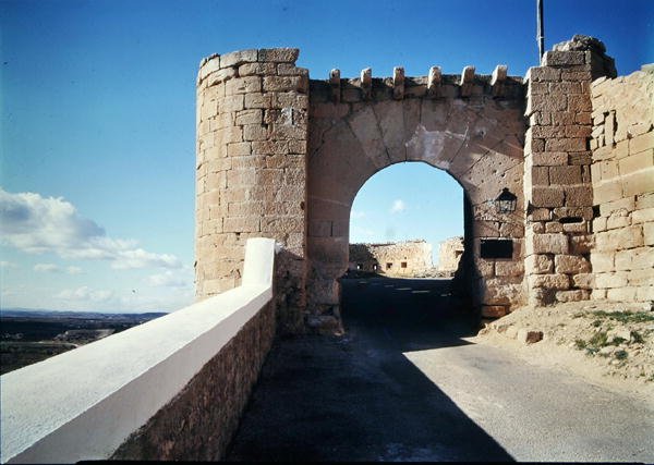 بوابة Crenellated إلى القلعة بواسطة المدرسة الاسبانية