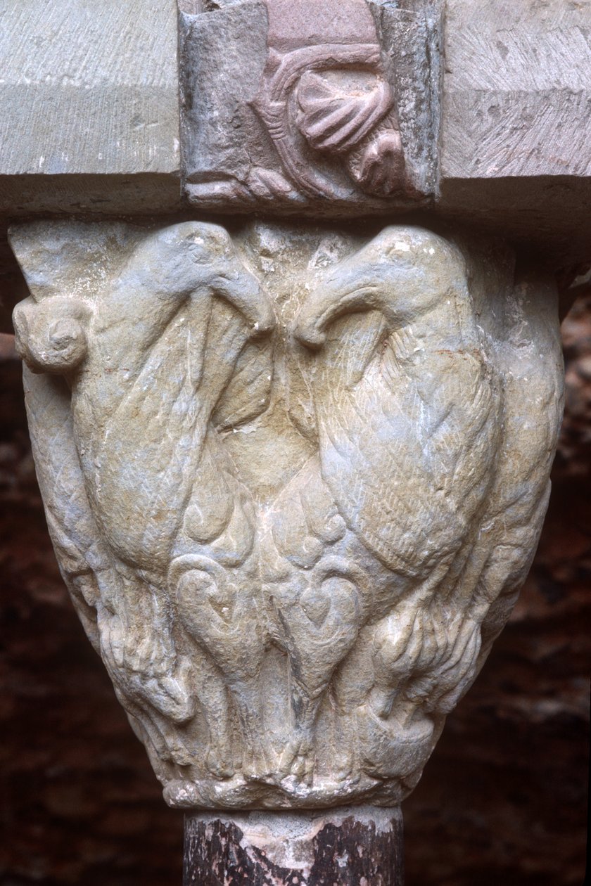 Detail of an arcade capital with sculpture of two birds (photo) بواسطة المدرسة الاسبانية
