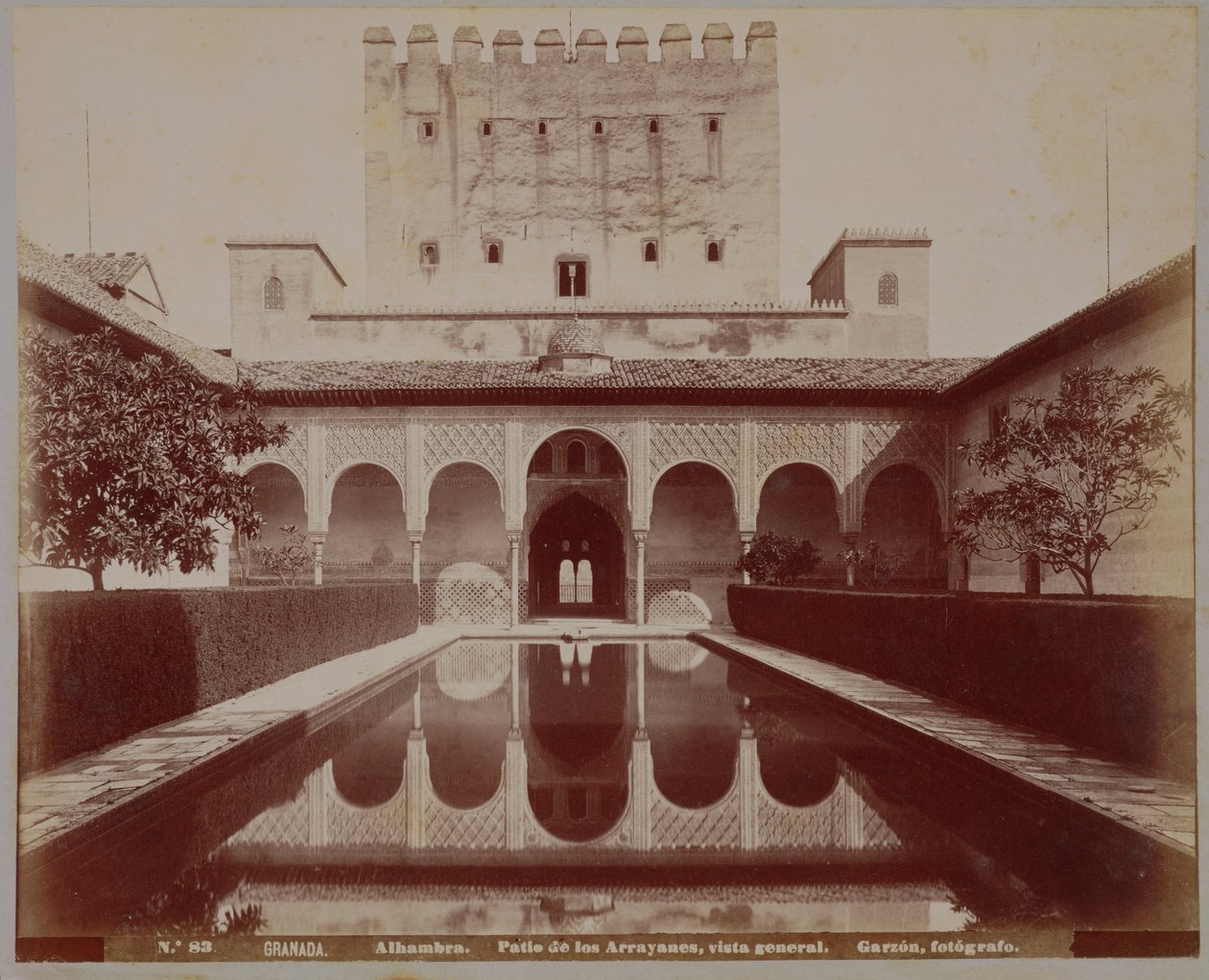 Patio de los Arrayanes، Alhambra، c.1875-80 (sepia photo) بواسطة المدرسة الاسبانية