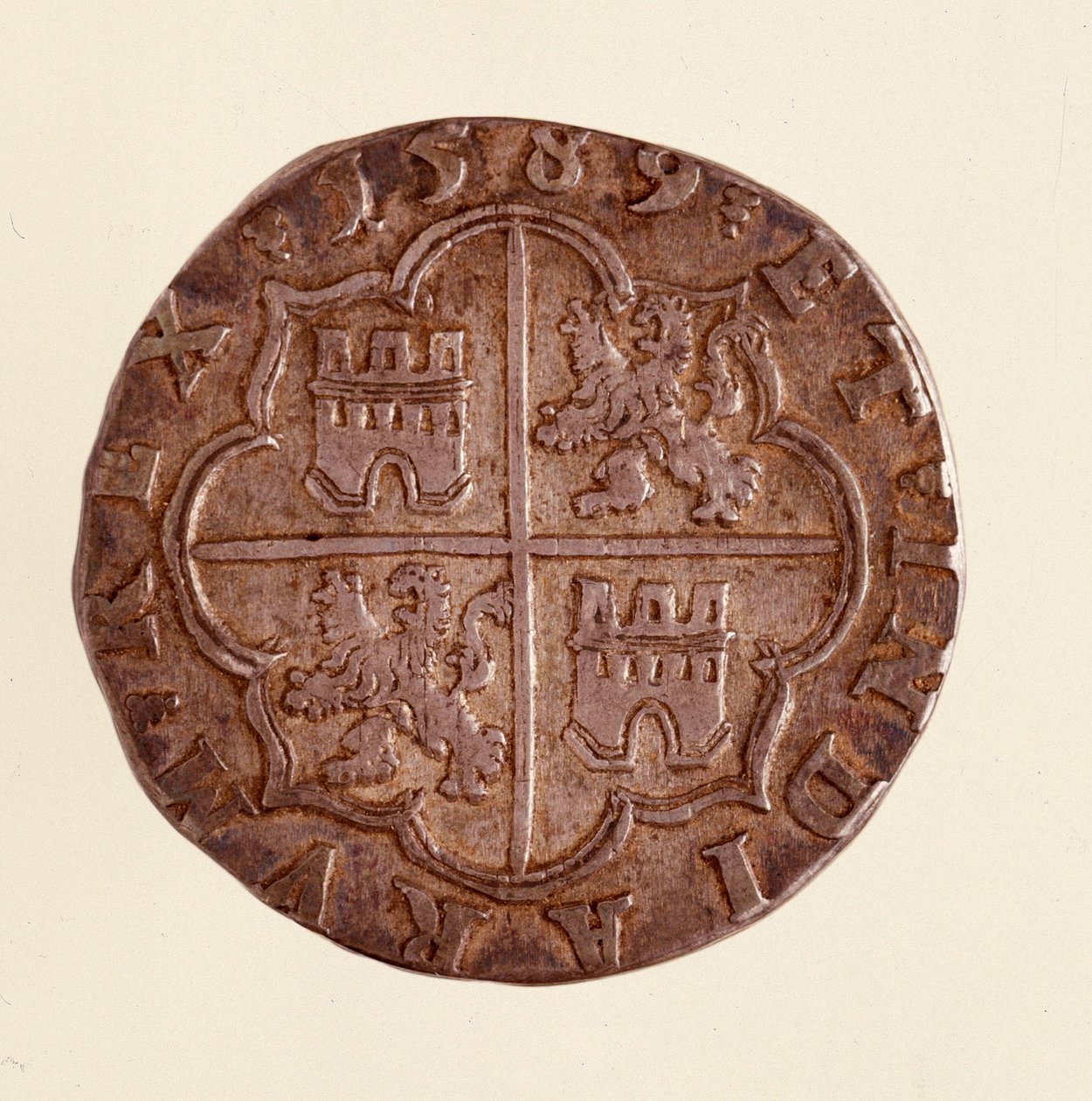 عملة فضية (8 ريالات) من إسبانيا: عهد فيليب (فيليبو أو فيليب) الثاني (1556-1598). 1589 ديم. 3،5 سم نابولي ، المتحف الأثري بواسطة المدرسة الاسبانية