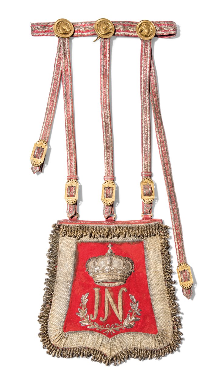 Sabretache لجوزيف نابليون بونابرت ، ملك إسبانيا ، قبل عام 1813 (جلد أحمر مغربي مع تطريز ذهبي وحوامل نحاسية مذهب) بواسطة المدرسة الاسبانية