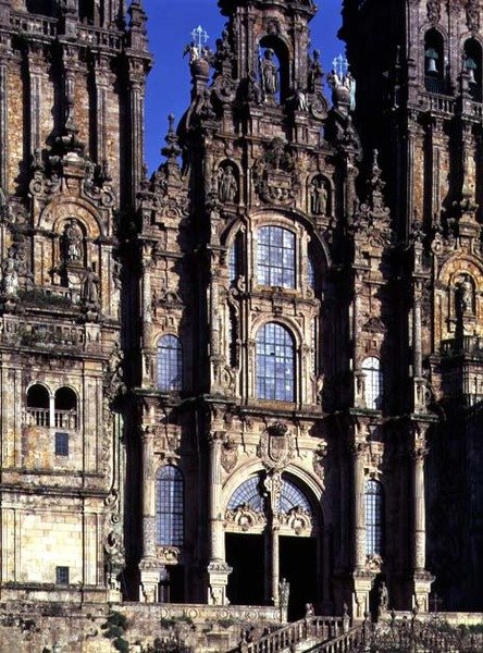 منظر للجبهة الغربية (Fachada del Obradoiro) صممه فرناندو كاساس واي نوفوا بواسطة المدرسة الاسبانية