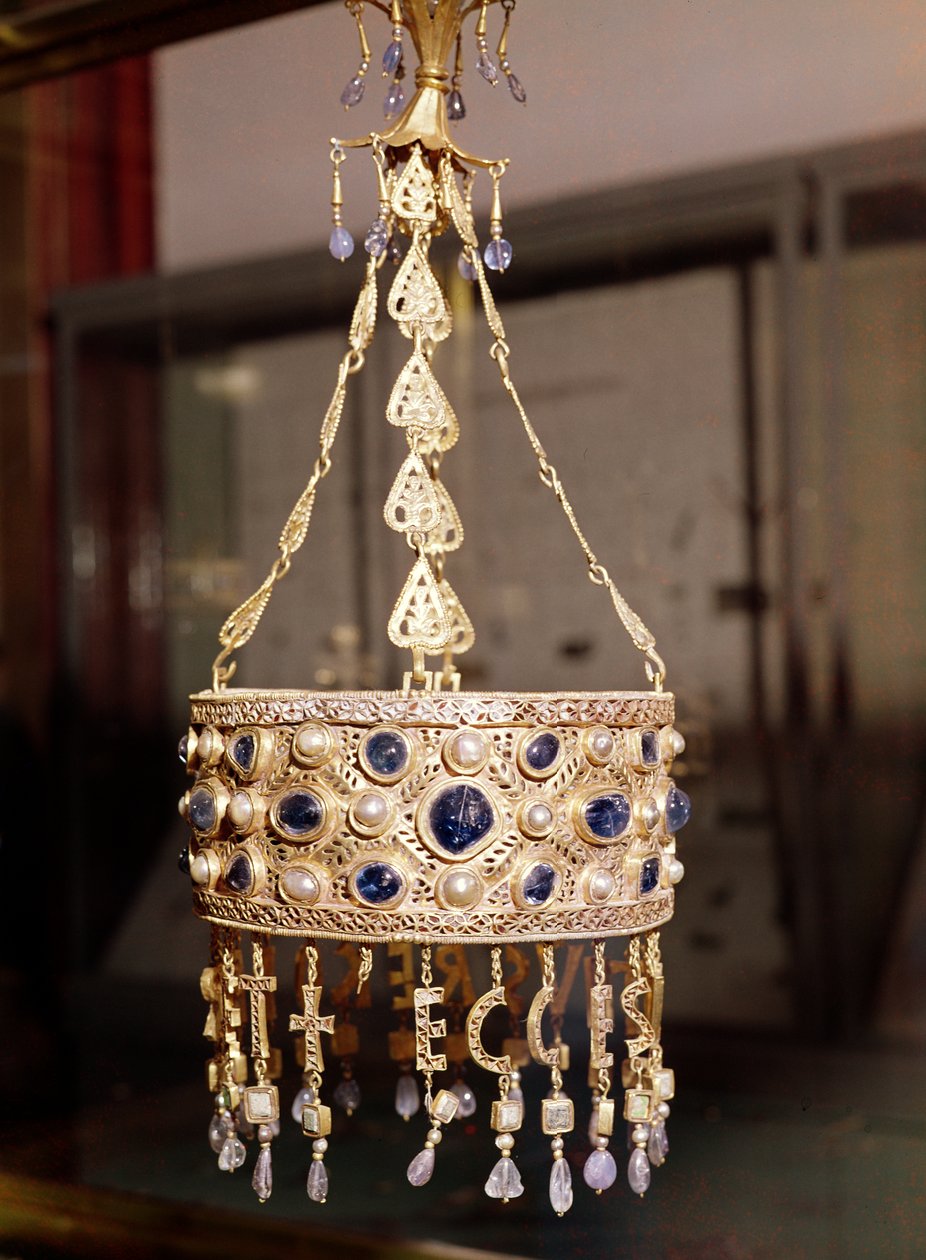 تاج نذري للملك Recesvinth (حكم 652-72) من كنز Guarrazar ، c.670 (الذهب والكريستال الصخري واللؤلؤ والياقوت) بواسطة المدرسة الاسبانية