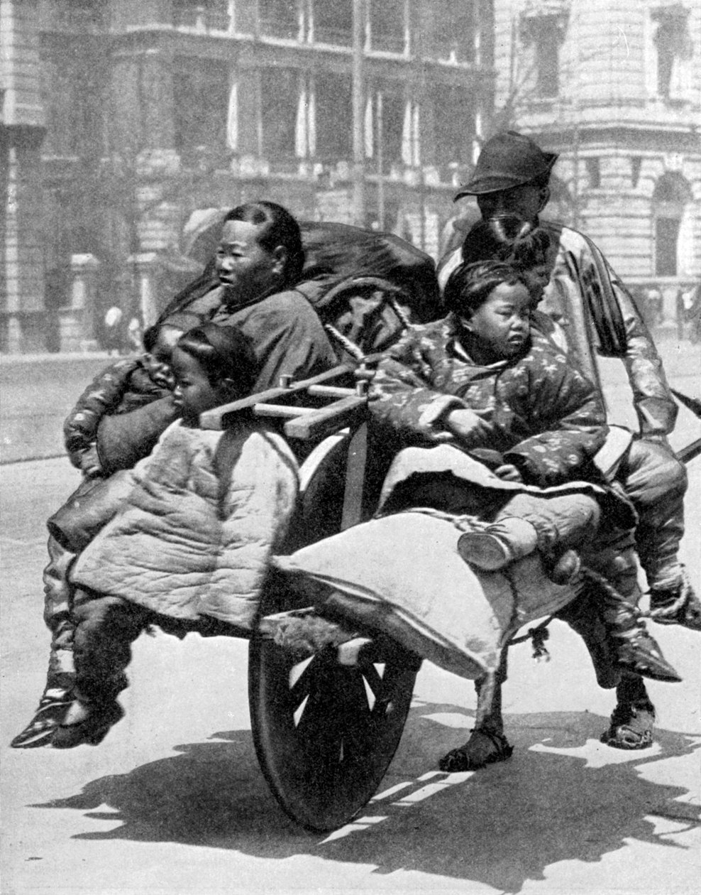 عائلة صينية على عربة ، 1936. بواسطة الرياضة والعامة