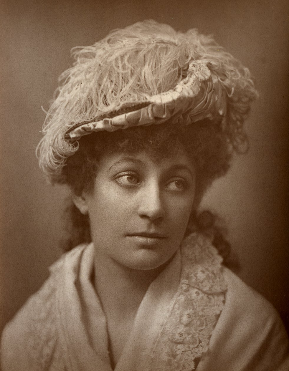 لوسي باكستون ، الممثلة البريطانية ، 1884. بواسطة شركة سانت جيمس للتصوير الفوتوغرافي