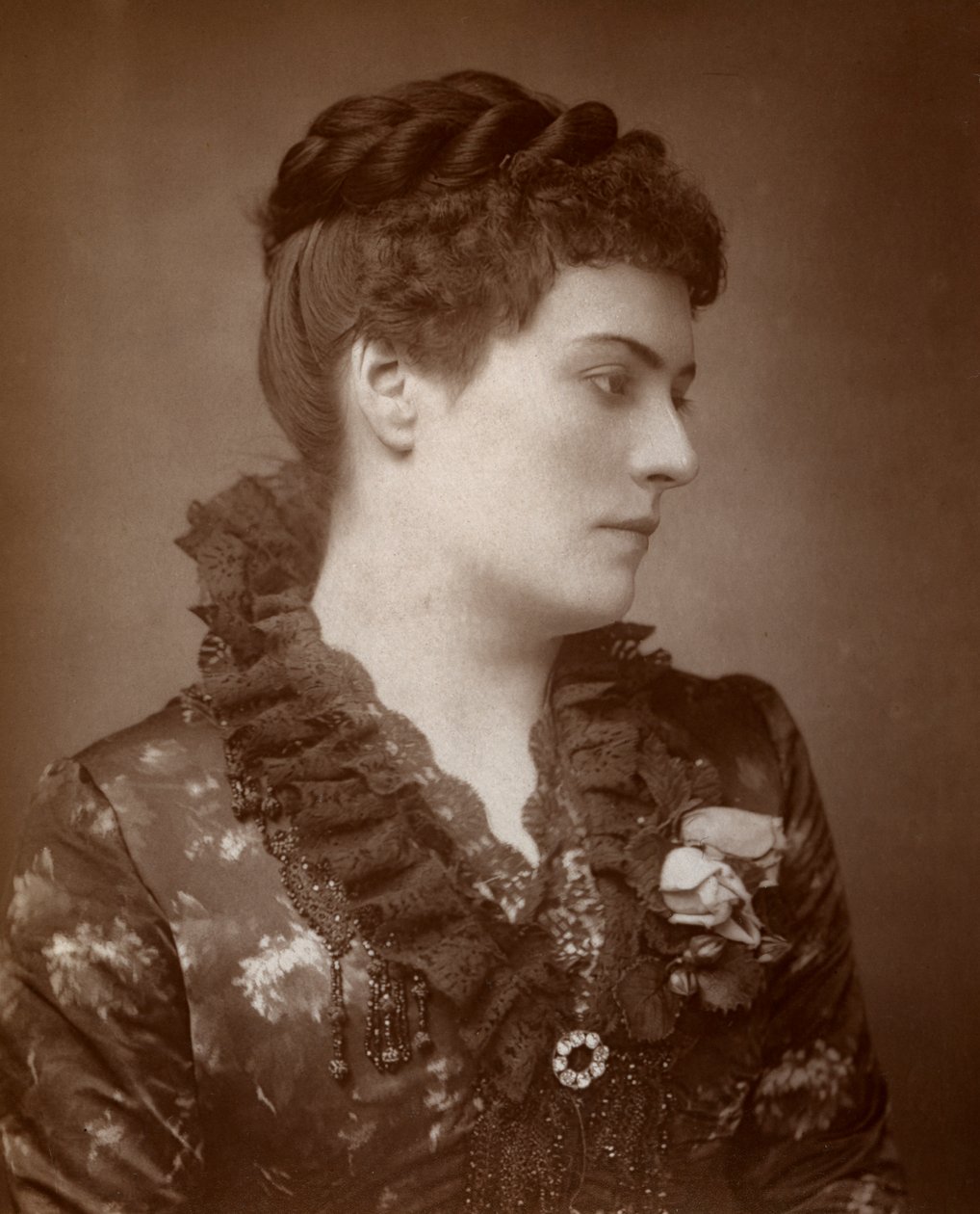 صوفي اير ، ممثلة بريطانية ، 1883 بواسطة شركة سانت جيمس للتصوير الفوتوغرافي