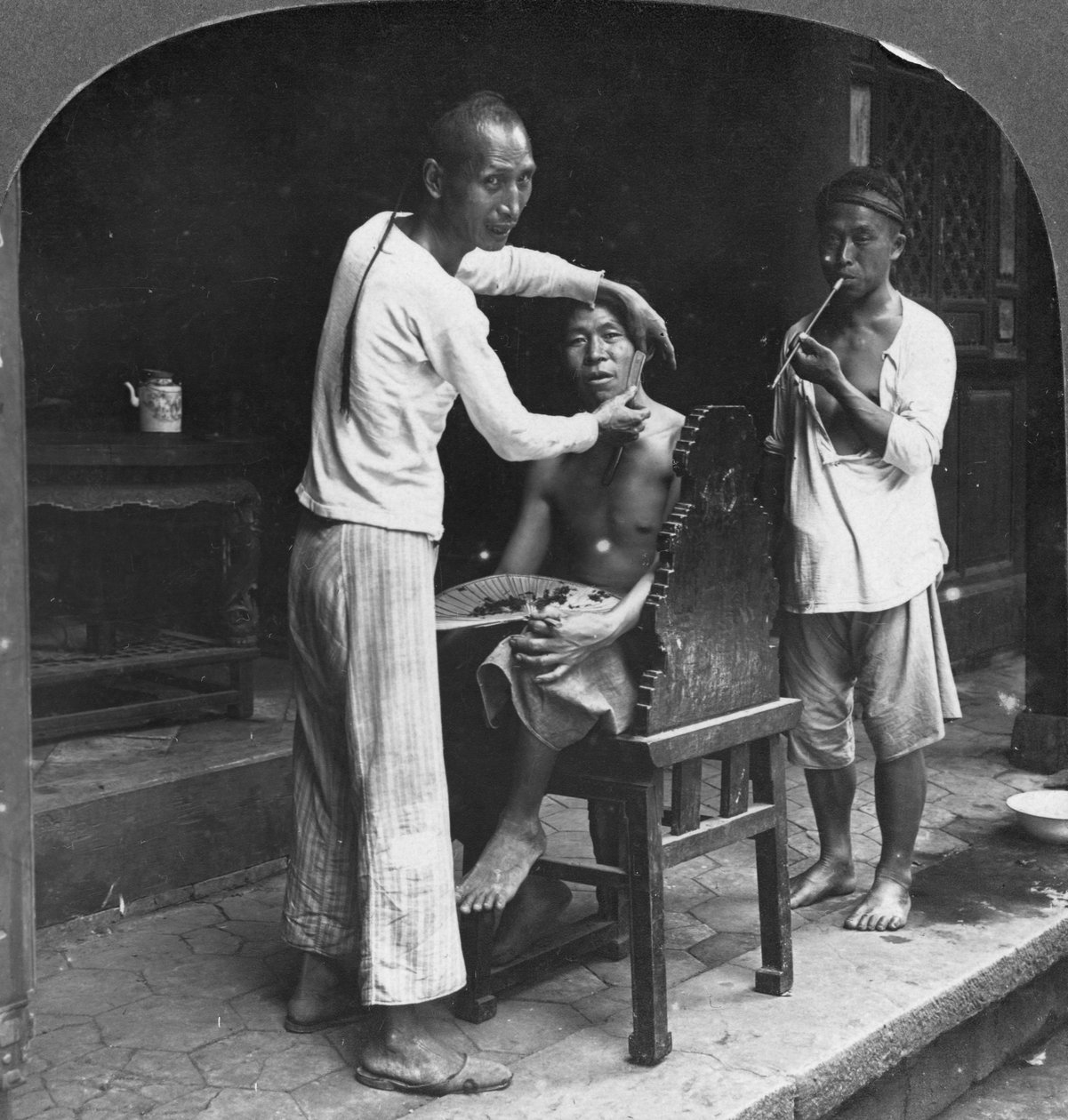 حلاق صيني في بهامو ، بورما ، 1908 بواسطة شركة السفر ستيريو