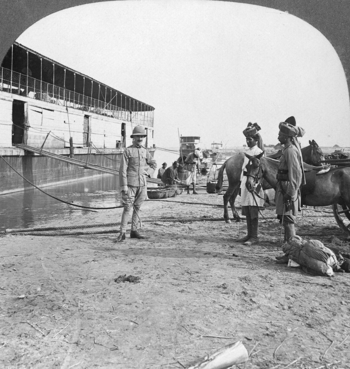 ضابط إنجليزي وجنود أصليون ، بهامو ، بورما ، 1908 بواسطة شركة السفر ستيريو