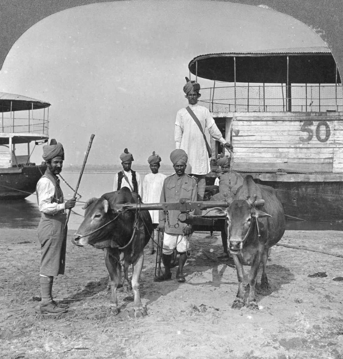 عربة نقل عسكرية مع مرافقة الجنود الهنود ، بورما ، 1898. بواسطة شركة السفر ستيريو
