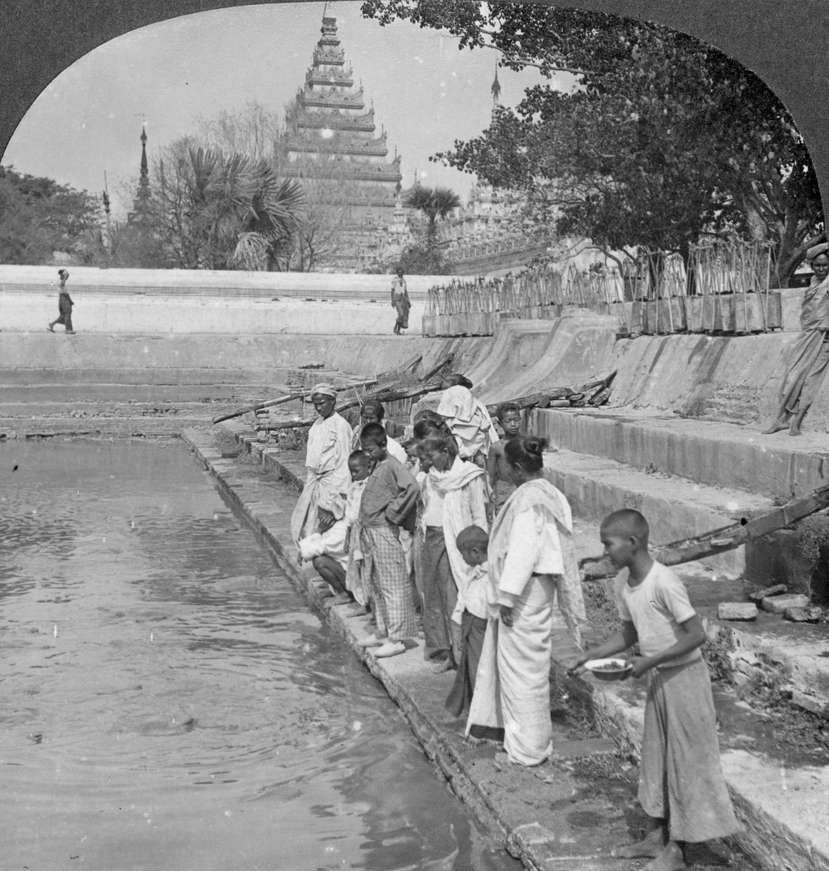 الحجاج يغذون السلاحف المقدسة ، أراكان باغودا ، ماندالاي ، بورما ، 1908. بواسطة شركة السفر ستيريو