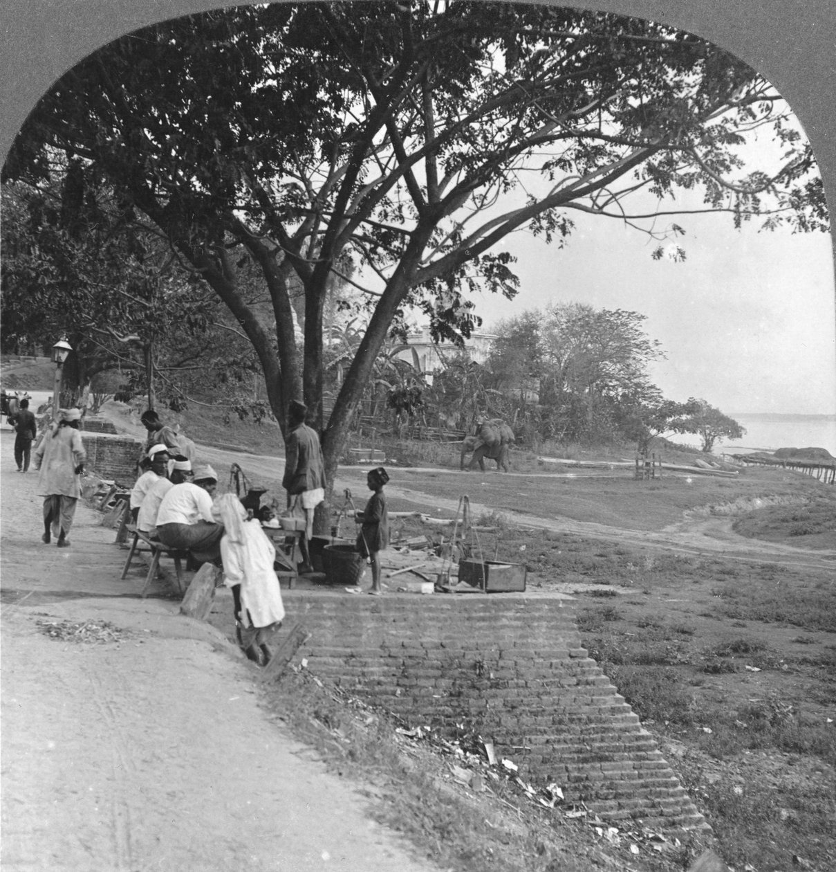 ضفة النهر والضفة ، بهامو ، بورما ، 1908 بواسطة شركة السفر ستيريو