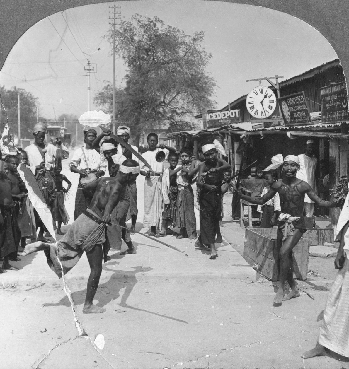 شبان يؤدون رقصة السيف ، بورما ، 1908 بواسطة شركة السفر ستيريو