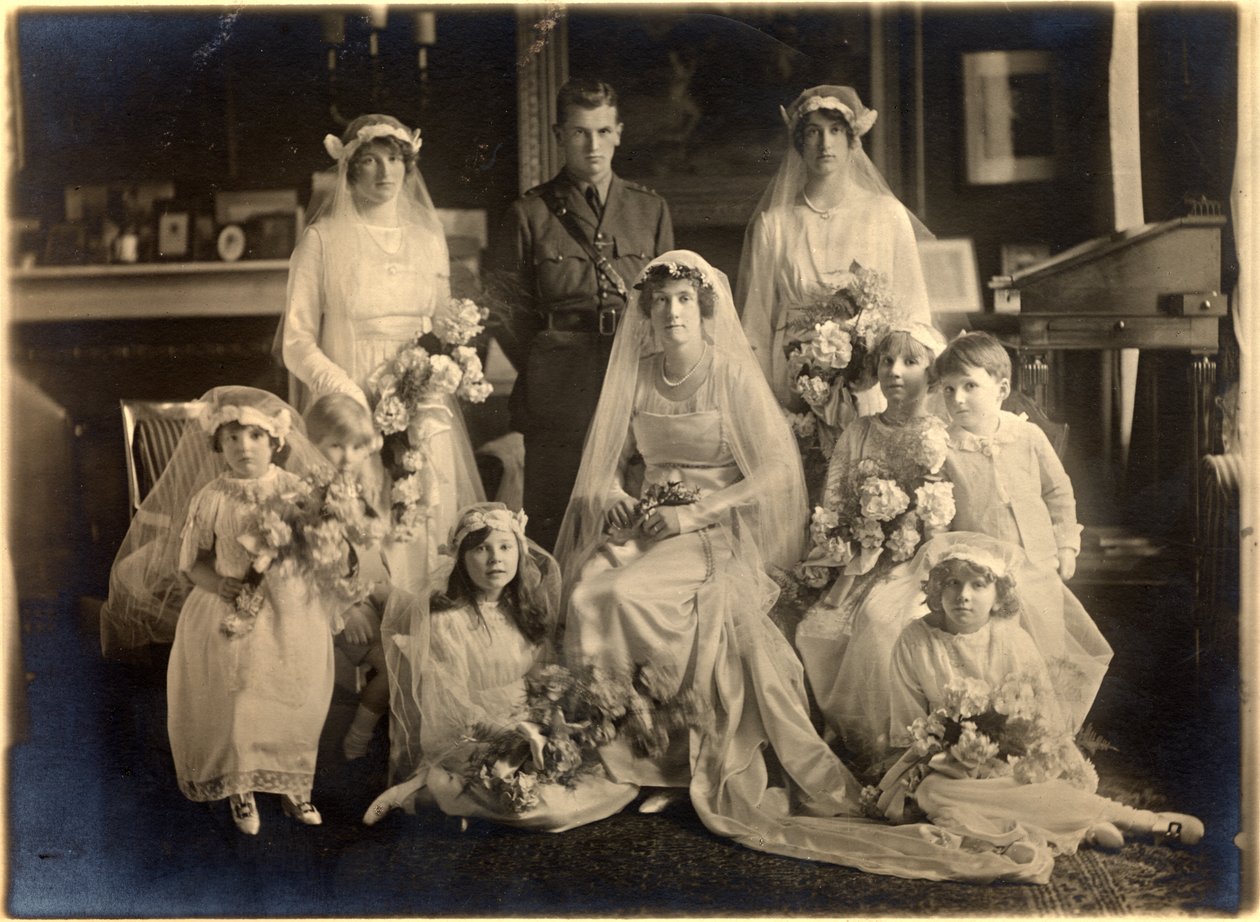 Group wedding portrait of Lady Blanche Cavendish and Colonel Ivan Murray Guards Chapel, Lansdowne House, 21st April 1919 (b/w photo) بواسطة استوديو لافاييت