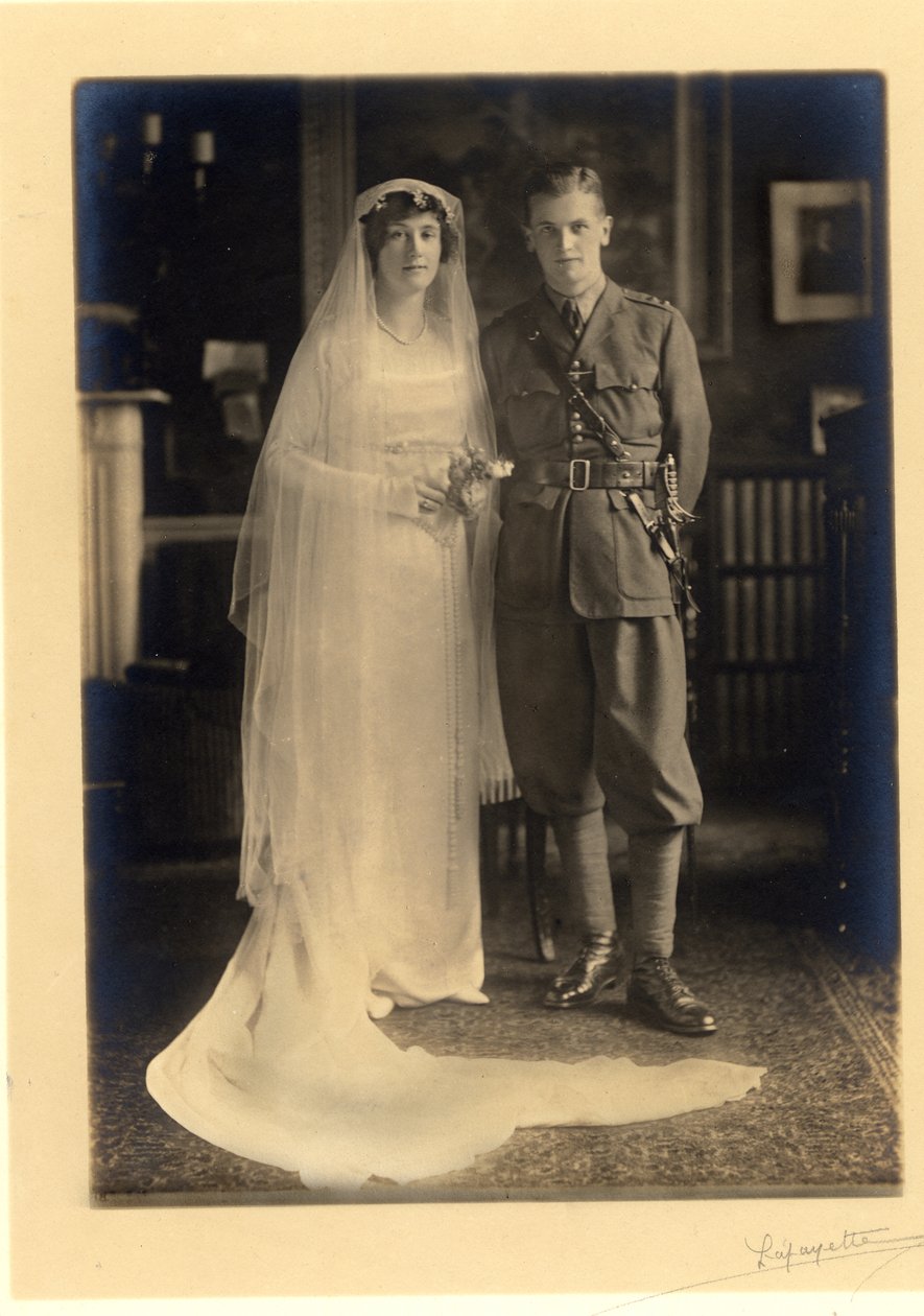Wedding of Lady Blanche Cavendish and Colonel Ivan Murray Cobbold, Guards Chapel, Lansdowne House, 21st April 1919 (b/w photo) بواسطة استوديو لافاييت