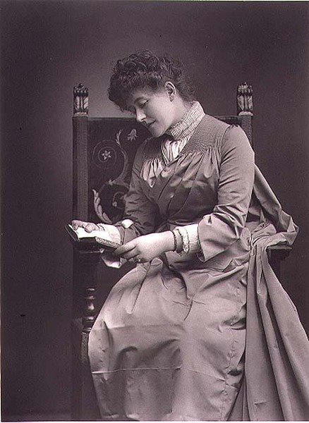 صورة شخصية لإلين تيري (1847-1928) ، منتصف ثمانينيات القرن التاسع عشر (صورة أبيض وأسود) بواسطة استوديو والري