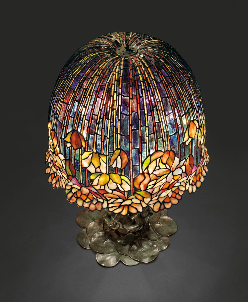 مصباح طاولة `` Pond Lily &39;&39; ، حوالي 1903 (زجاج رصاصي وبرونز مطلي) بواسطة استوديوهات تيفاني