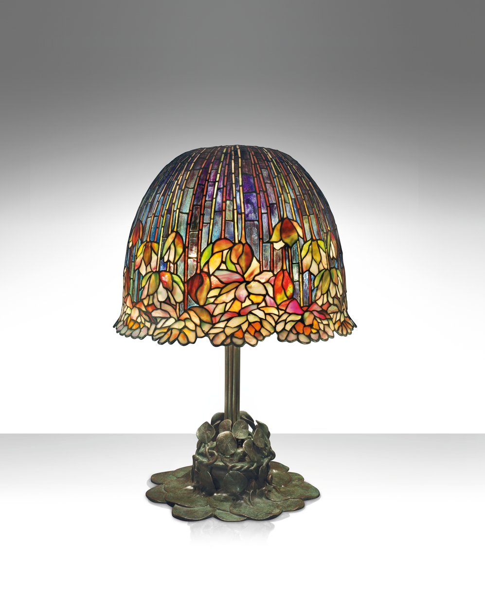 مصباح طاولة `` Pond Lily &39;&39; ، حوالي 1903 (زجاج رصاصي وبرونز مطلي) بواسطة استوديوهات تيفاني