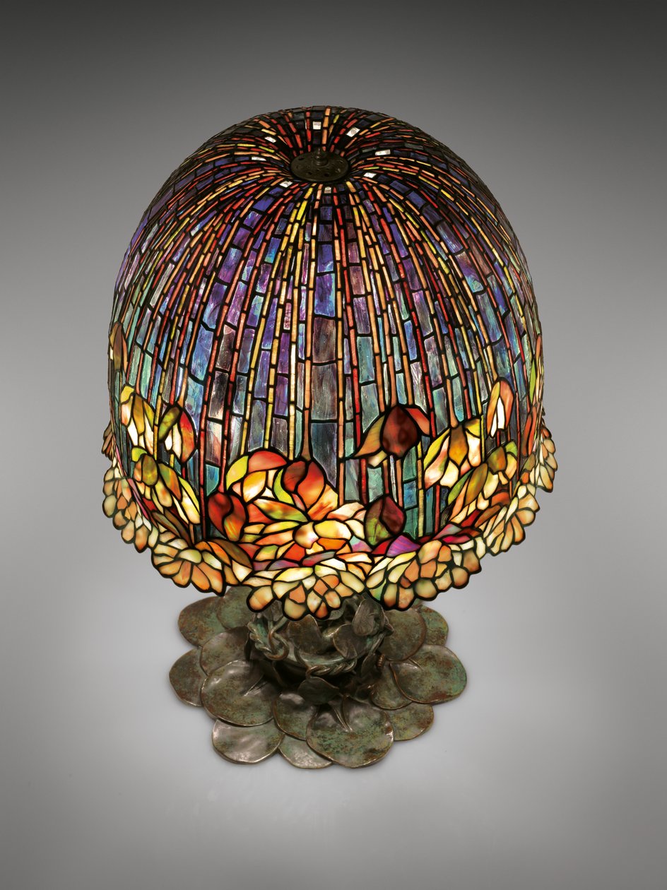 مصباح طاولة `` Pond Lily &39;&39; ، حوالي 1903 (زجاج رصاصي وبرونز مطلي) بواسطة استوديوهات تيفاني