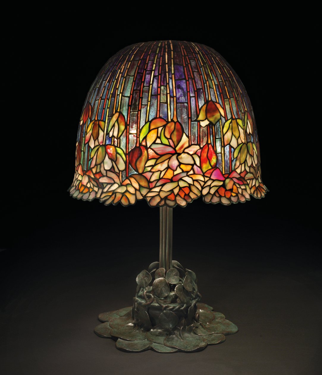 مصباح طاولة `` Pond Lily &39;&39; ، حوالي 1903 (زجاج رصاصي وبرونز مطلي) بواسطة استوديوهات تيفاني