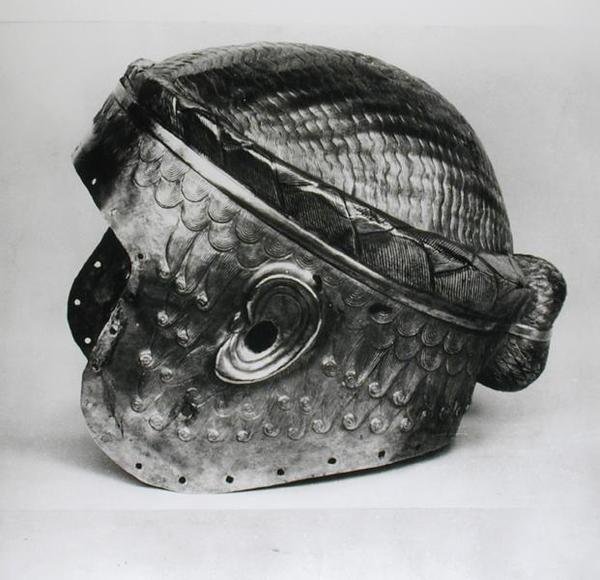 خوذة إلكتروم للملك Mes-Kalem-Dug ، c.2500-2400 قبل الميلاد (الذهب المطروق) (انظر أيضًا 4101) بواسطة السومرية