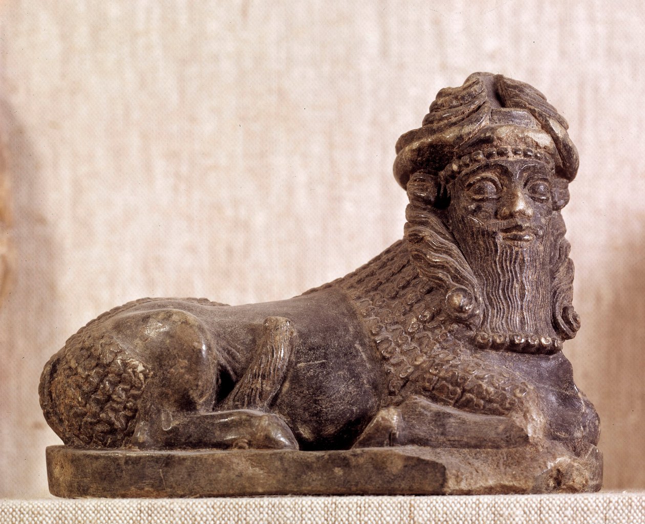 الشرقية العتيقة: فطيرة الثور androcephale. تمثال برونزي وفضي. الفترة السومرية. من سومر. باريس ، متحف اللوفر بواسطة السومرية السومرية