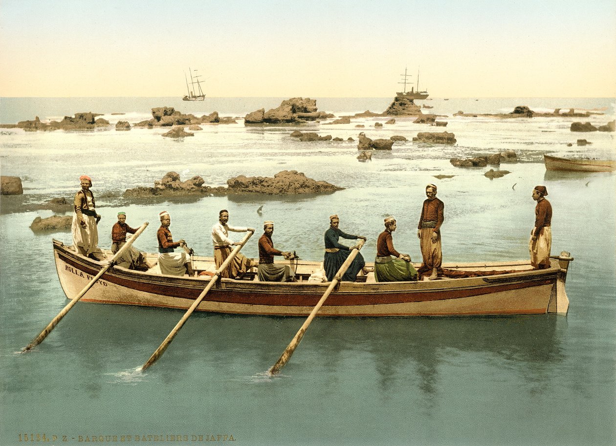 قارب مع أشخاص يجدفون في ميناء يافا ، 1880-1900 (photochrom) بواسطة المصور السويسري
