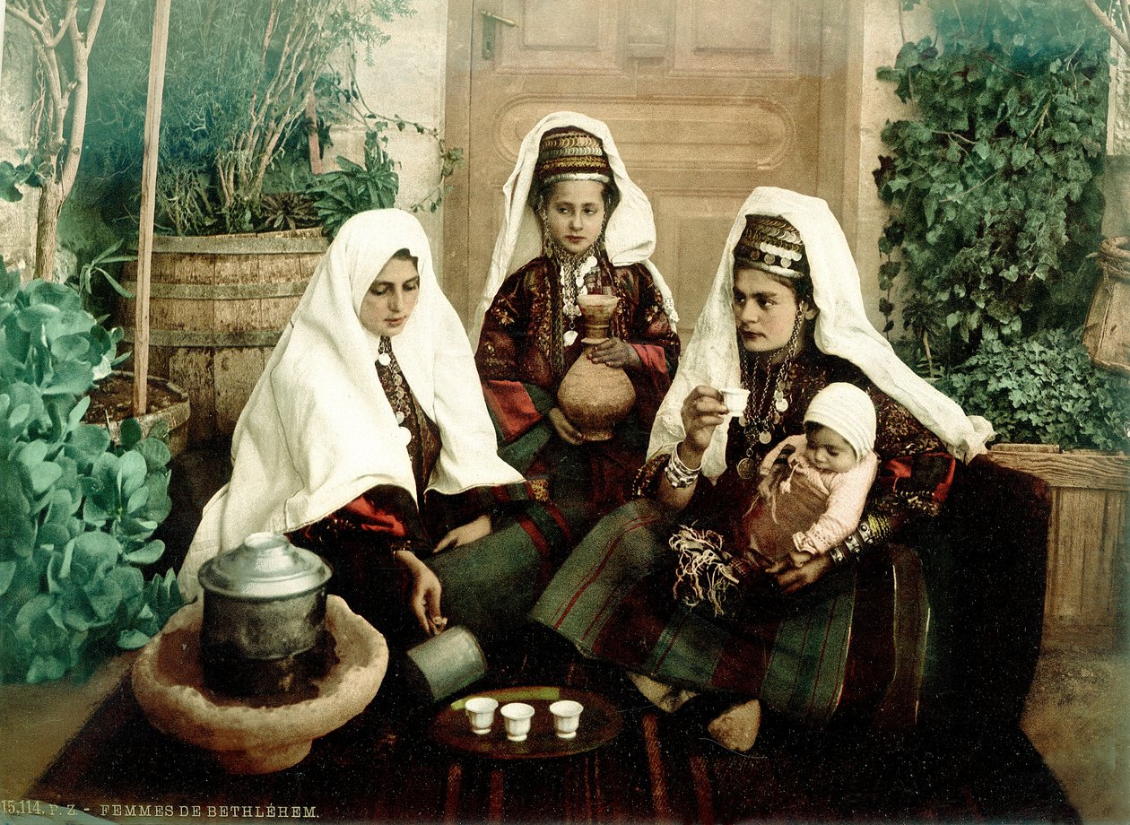 مجموعة نساء عربيات من بيت لحم يشربن القهوة ، 1880-1900 (فوتوكروم) بواسطة المصور السويسري
