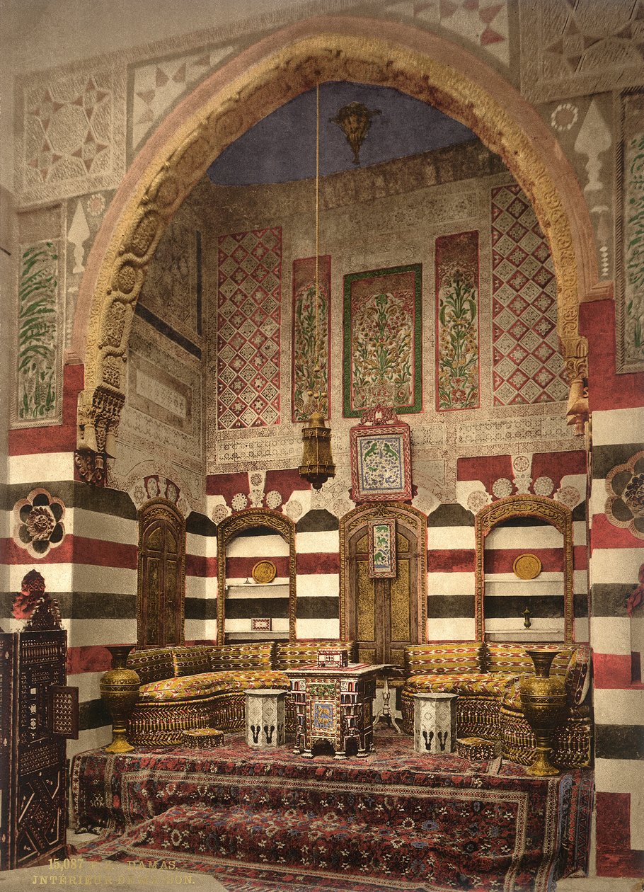 داخل غرفة استقبال في منزل جيد ، دمشق ، 1880-1900 (فوتوكروم) بواسطة المصور السويسري