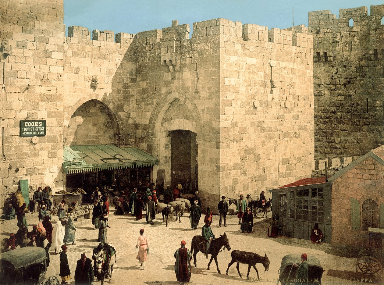 بوابة يافا ، من خارج الجدران مع الحمير والناس أمام البوابة ، 1880-1900 (الفوتوكروم) بواسطة المصور السويسري