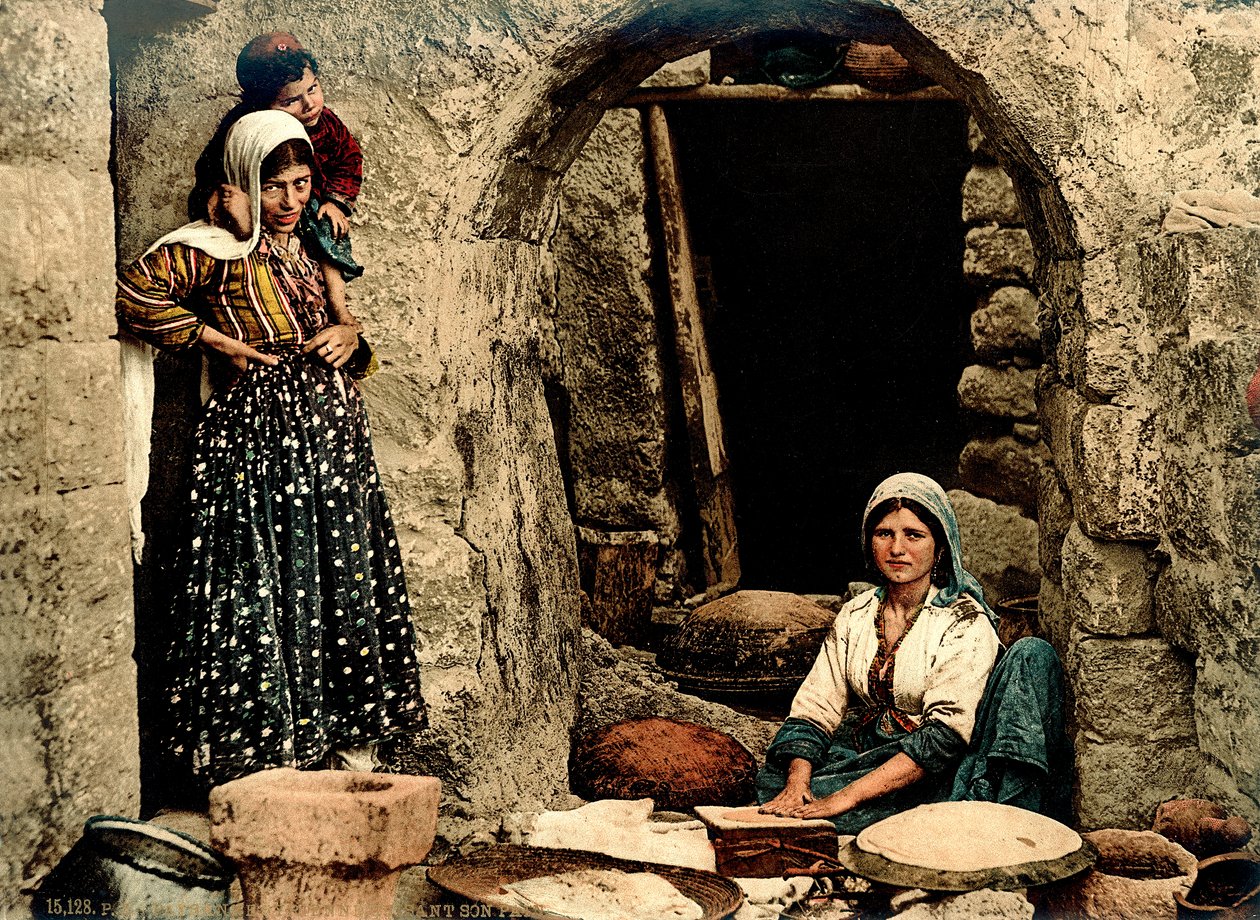 المرأة اللبنانية تصنع الخبز أمام منزلها ، 1880-1900 (فوتوكروم) بواسطة المصور السويسري