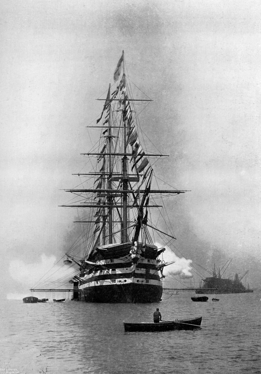 HMS دوق ويلينغتون يطلق تحية ملكية كرائد في بورتسموث ، هامبشاير ، 1896. بواسطة سيموندس وشركاه