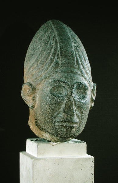 رأس إله سوري ، من جبيل ، شمال سوريا ، حوالي 1700-1600 قبل الميلاد (البازلت) (انظر أيضًا 223210) بواسطة سوري سوري