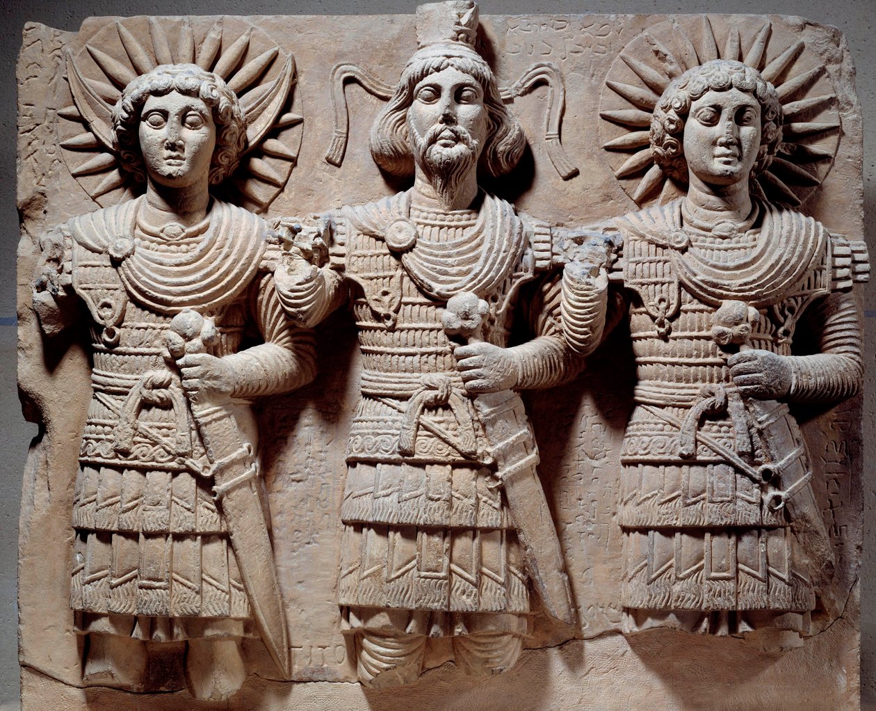 Palmyrean triad: Baalshamin, master of heaven between the moon god and the sun god. Low relief in limestone of the 1st century. From Palmyra, Syria. Sun 0,6x0,72 m Paris, musee du Louvre بواسطة سوري