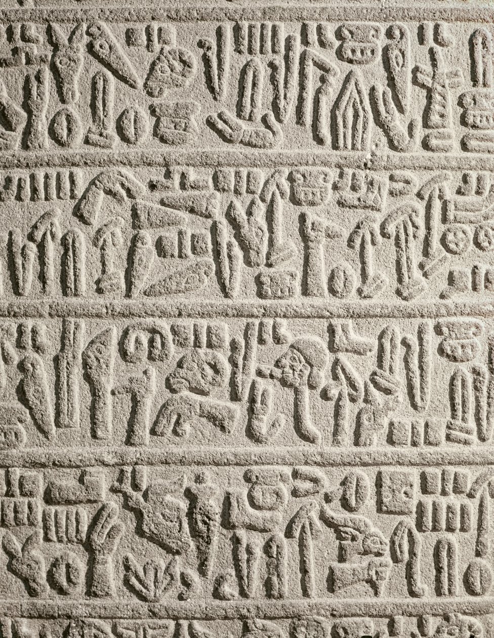 جزء من الكتابة الهيروغليفية يروي حياة ملك كاتوساس الحثي بواسطة سوري سوري