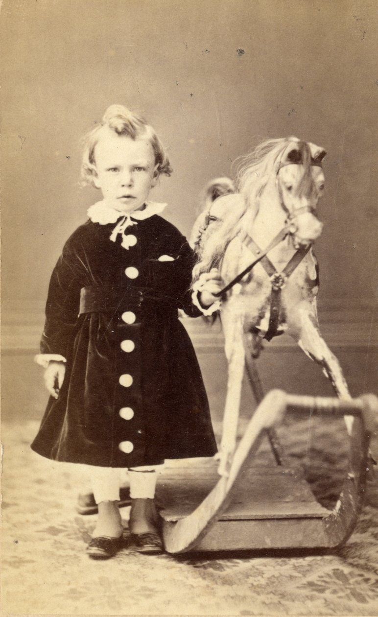 فتاة صغيرة تقف بجانب حصان هزاز ، 1870 (طبعة زخرفية) بواسطة T. Duryea