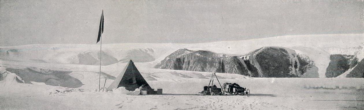 Couloir Cliffs ، Granite Harbour ، عرض المخيم قبالة Piedmont Tongue ، c1911 ، 1913 بواسطة تي جريفيث تايلور