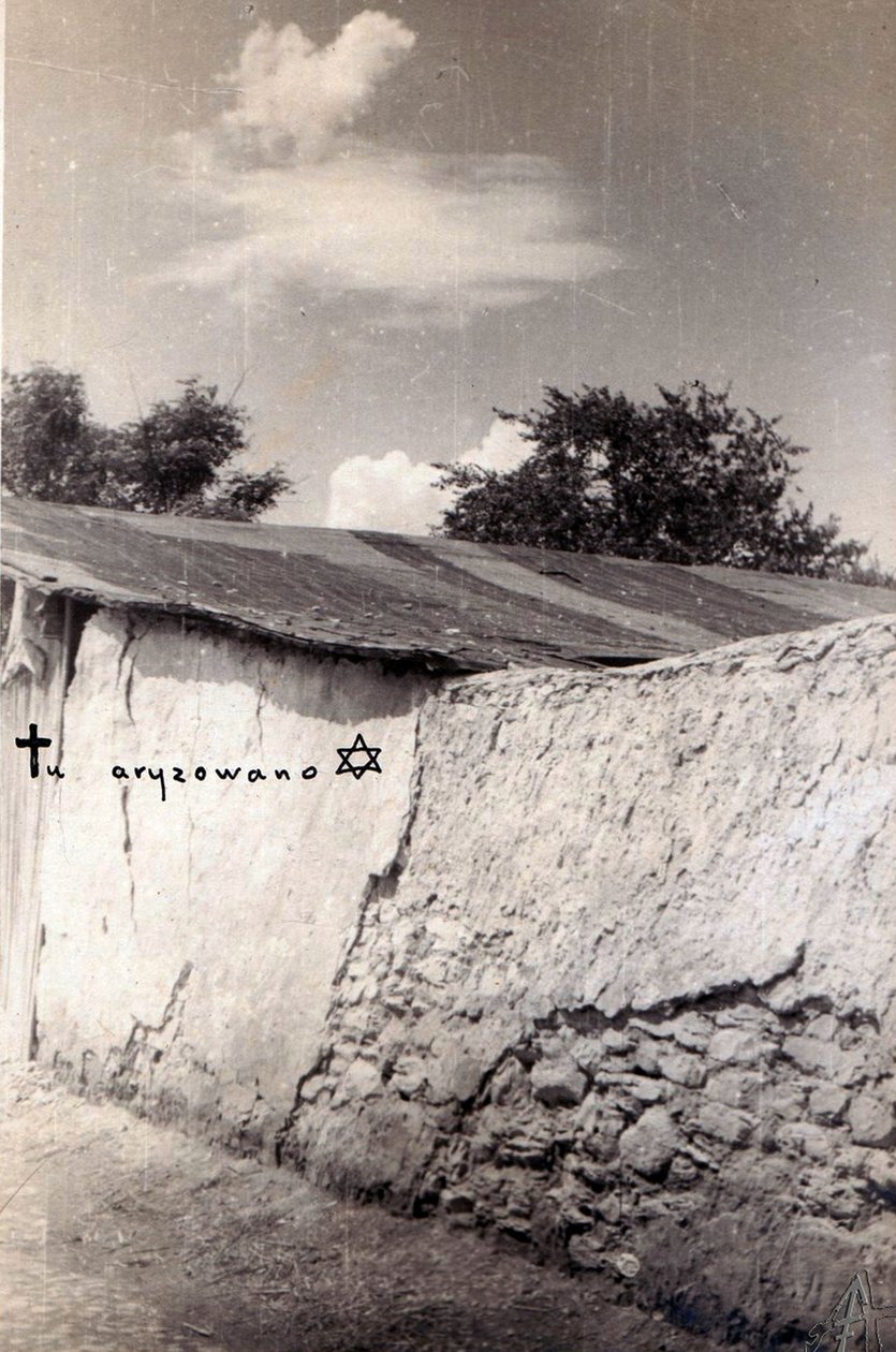 Jędrzejów. جدار المقبرة في المجاهدين. كيليكا. خلال الاحتلال الألماني ، كان موقع عمليات إعدام عديدة للبولنديين واليهود بواسطة تاديوش برزيبكوفسكي