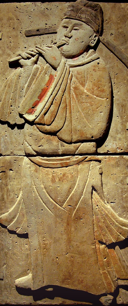 شاهدة من الطين مع موسيقي ، أسرة تانغ (618-907) ، اكتُشفت في مقاطعة شنشي ، متحف غابات ستيليس في زيان. تصوير ، ليونارد دي سيلفا ، الصين ، 2006. بواسطة اسرة تانغ الصينية