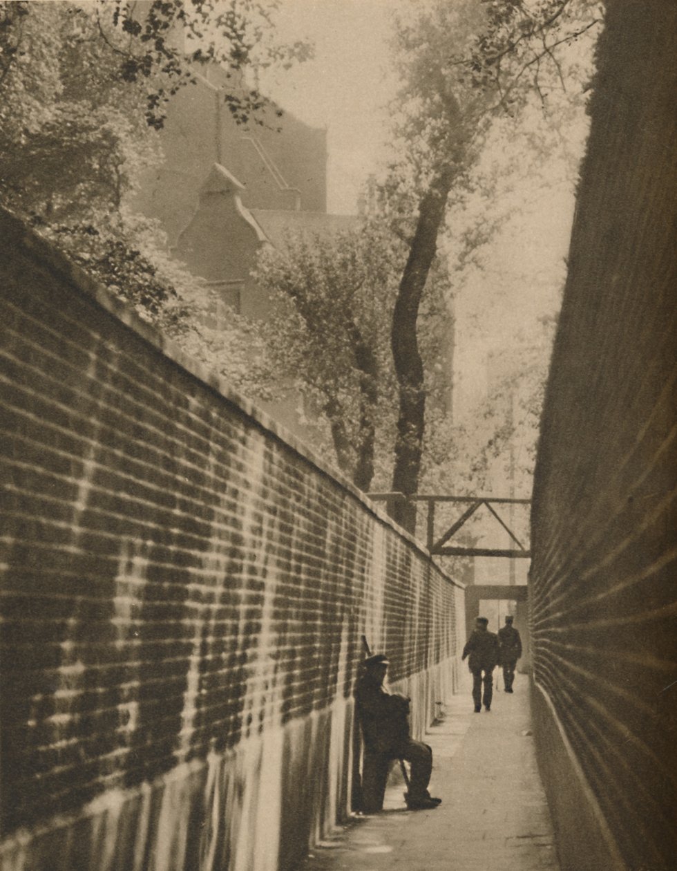 في Lansdowne Passage ، حيث كان أحد عمال الطرق يعرج مرة واحدة لحياته ، c1935. بواسطة تايلور