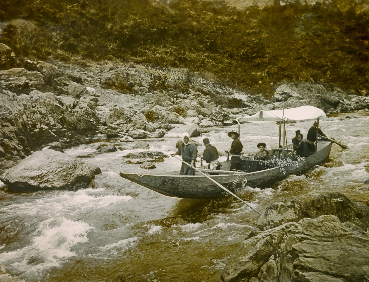 قارب في منحدرات نهر هوزو، كيوتو حوالي عام 1900 - 1915 (صورة فوتوغرافية) بواسطة 