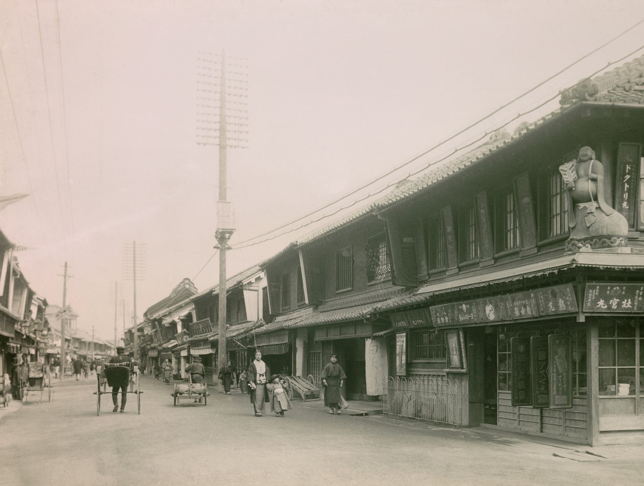 شارع تسوق في منطقة موتوماتشي في كوبي، حوالي عام 1900 - 1915 (صورة فوتوغرافية) بواسطة 