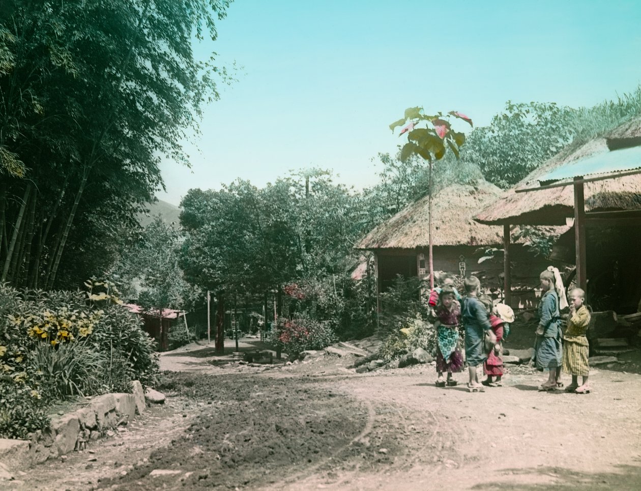 أطفال يلعبون في الشارع على الطريق المؤدي إلى ميانوشيتا حوالي 1900 - 1915 (صورة فوتوغرافية) بواسطة 