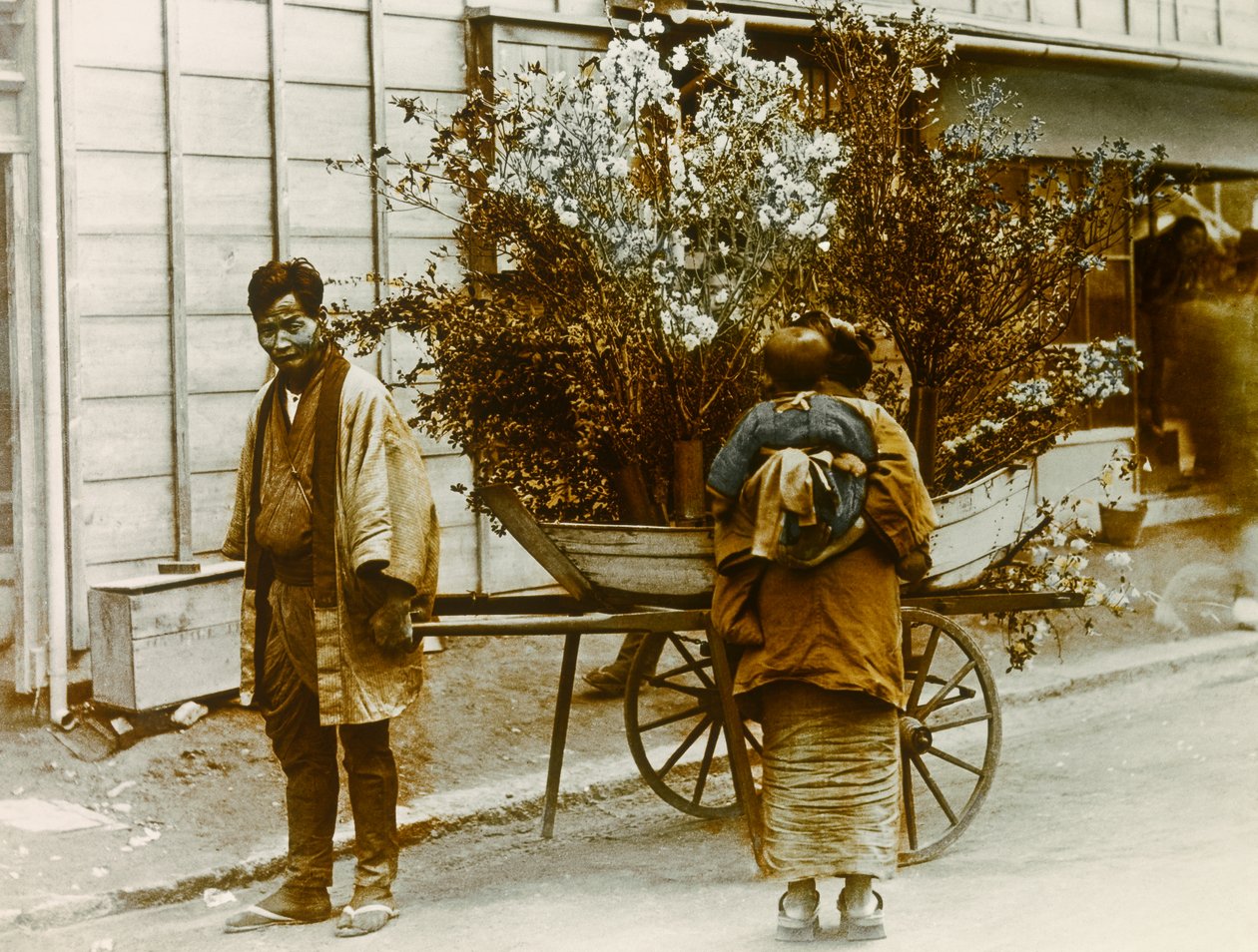 بائع زهور متجول في شوارع طوكيو، حوالي 1900 - 1915 (صورة فوتوغرافية) بواسطة 