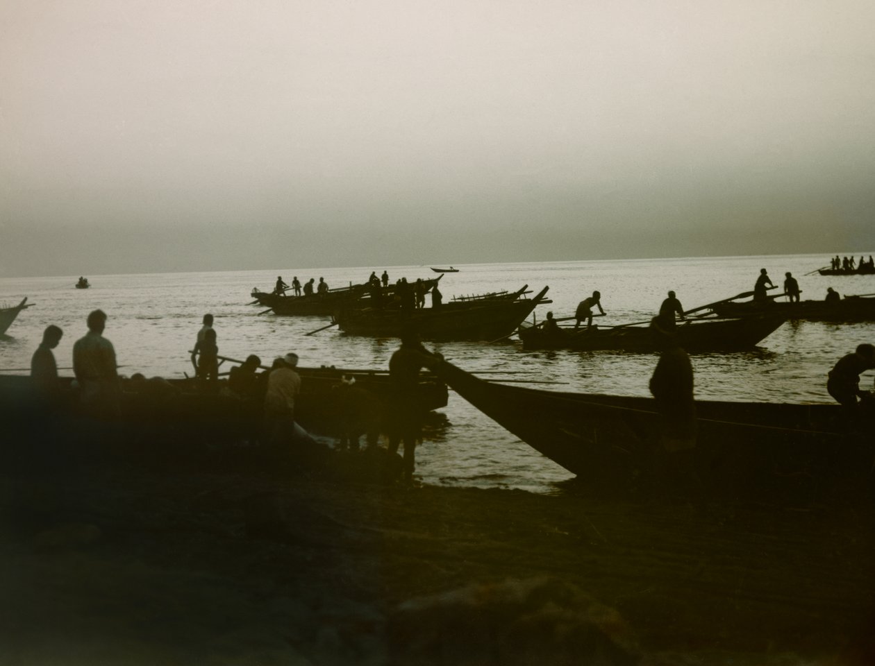 صياد ياباني في البحر، حوالي عام 1900 - 1915 (صورة فوتوغرافية) بواسطة 